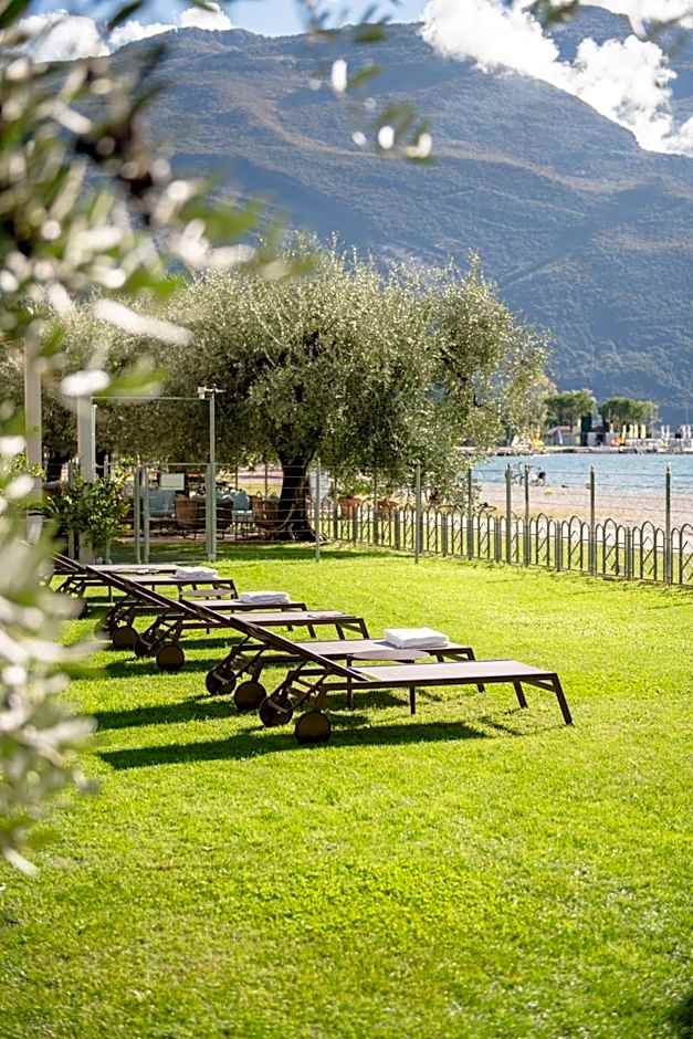 Hotel Baia Azzurra - Lake Front