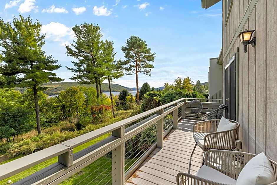 Canandaigua Lake Retreat with view and private beach access, foliage, hike, and Ski