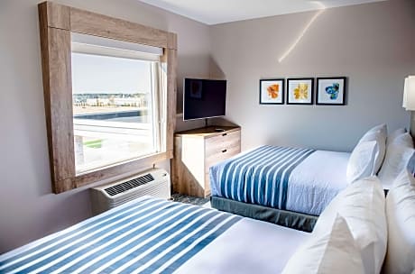 Suite-2 Queen Beds  Non-Smoking Family Room Pillow Top Mattress Separate Bedroom Sofabed Full Kitche