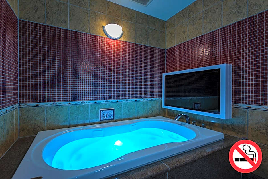 Photo 1 of 4 of 1 Queen Bed, Jetted Tub