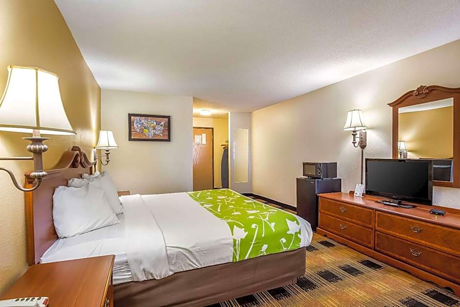 Econo Lodge Inn & Suites Fairview Heights - St. Louis