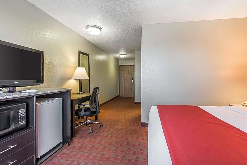 Quality Inn & Suites La Vergne