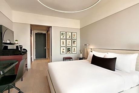 One-Bedroom King Suite with City View - Balcony