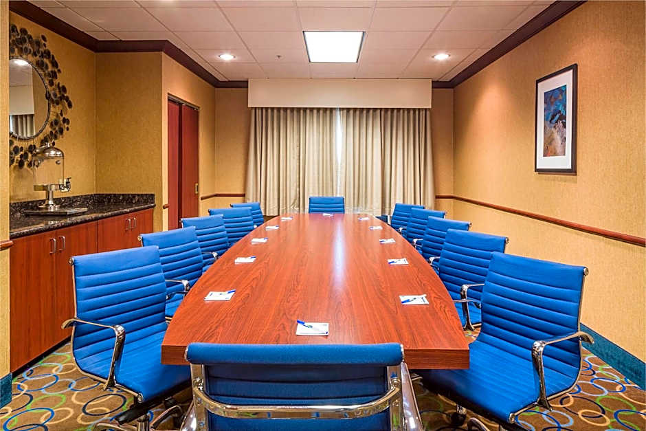 Holiday Inn Express Hotel & Suites Manchester - Airport By IHG