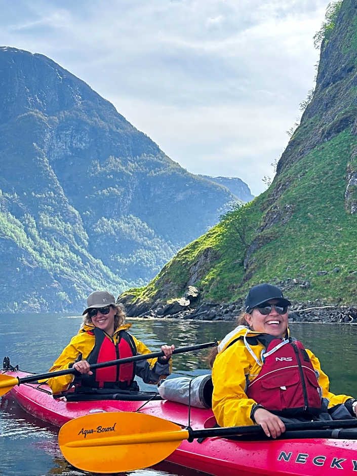 Svingen Guesthouse - Panoramic Fjord Views in Flåm