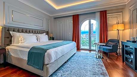 Prestige Deluxe King Room with City View