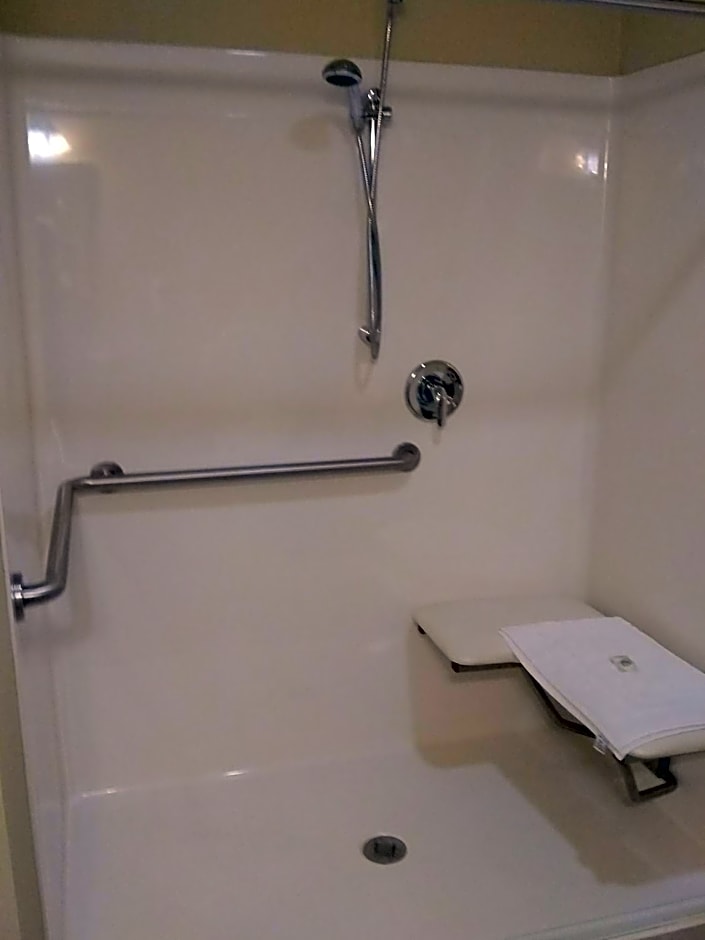Cobblestone Inn & Suites - Marquette