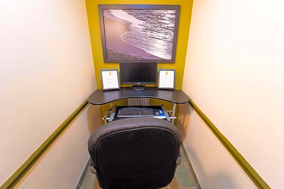 Super 8 by Wyndham Amherst NS