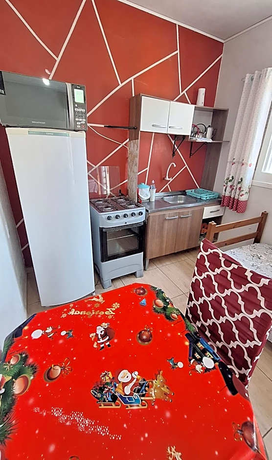 KITNET S2 em TORRES-RS - Na mais bela praia Gaúcha - Cozinha - Banheiro - Ar condicionado - TV smart 32' - Wi-Fi - Estacionamento - Anfitriã Superhost no BnB