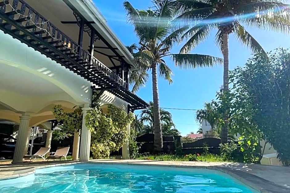 Villa Aglaia mit Pool, Garten und Palmen