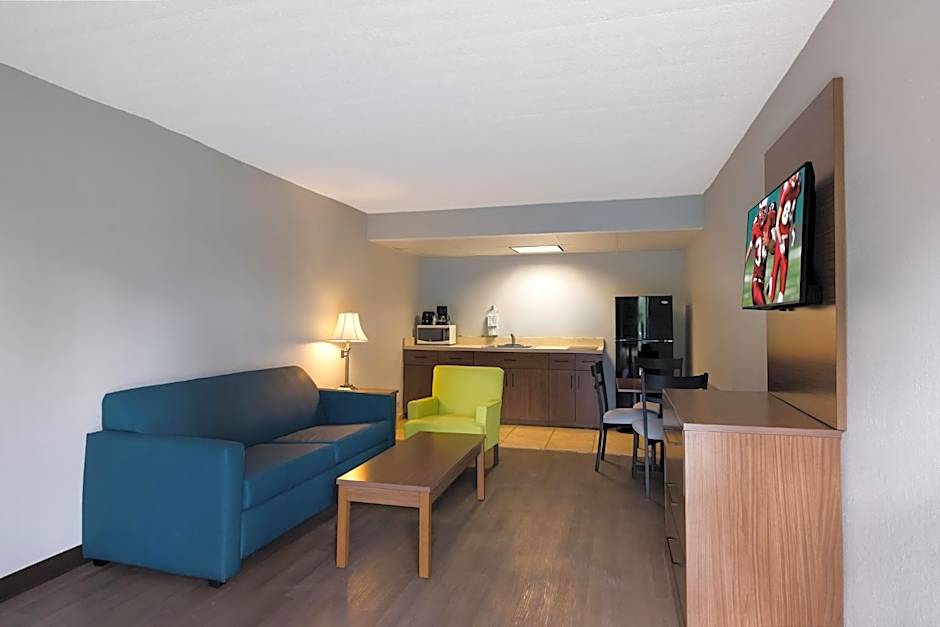 HomeTowne Studios by Red Roof Vero Beach - I-95