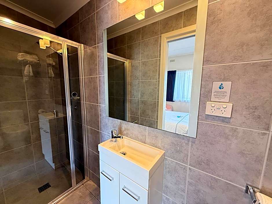 Beachcomber Motel & Apartments