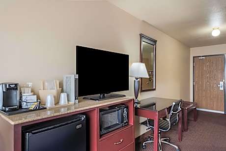 1 Queen Mobility Accessible Bathtub Work Desk Microwave And Refrigerator Non-Smoking Full Breakfast