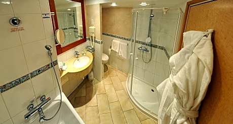 1 Double Bed Non-Smoking Executive Room Balcony Country View Four-Poster Bed