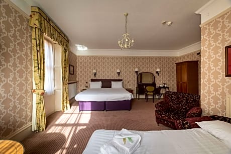 1 Double 2 Single Beds Non-Smoking Standard Room