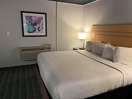 1 King Bed | Mobil Access Tub Nsmk Kitchen