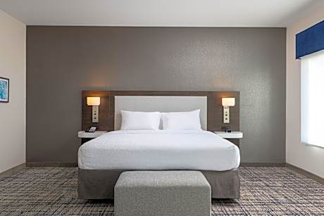 King Studio Suite with Whirlpool - Non-Smoking