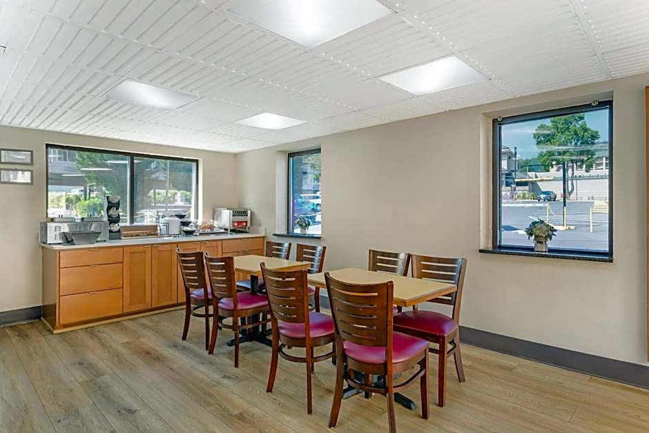 Econo Lodge Inn & Suites At The Conference Center