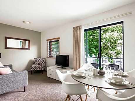 2 Bedroom Apartment Queen / Queen