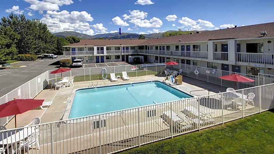 Super 8 by Wyndham Woods Cross - Salt Lake City North