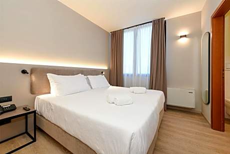 Executive Queen Room with Balcony - Non-Smoking