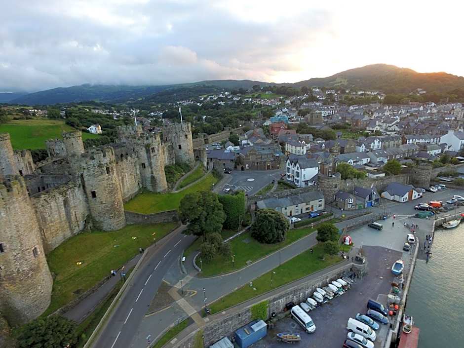 Johnny Dough's Conwy with Rooms