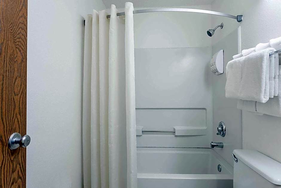 Super 8 by Wyndham Hampton