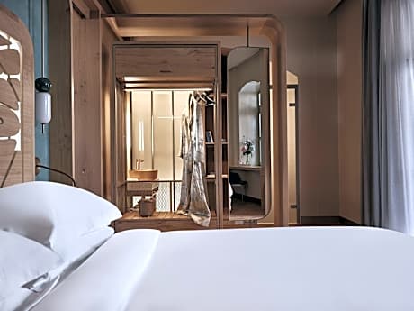 Consul Suite with Living Room & Outdoor Jacuzzi