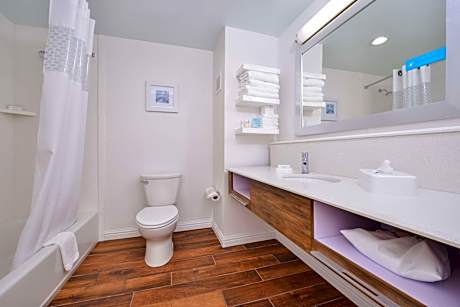 1 King Microwv/Fridge Ns