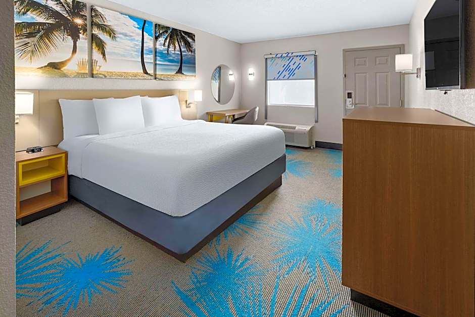 Photo 1 of 2 of 1 King Bed, Mobility Accessible, Nonsmoking