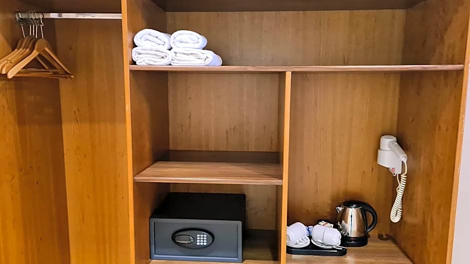 The Farnham Arms Hotel