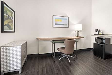 1 King Communications & Mobility Accessible Tub