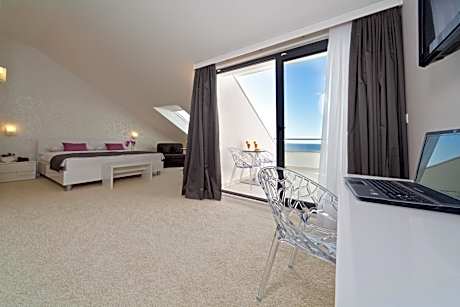 Luxury Suite with Sea View and Balcony