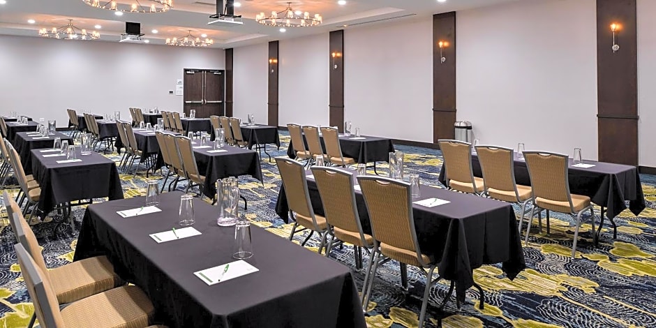 Holiday Inn & Suites Farmington Hills - Detroit NW, an IHG Hotel By IHG