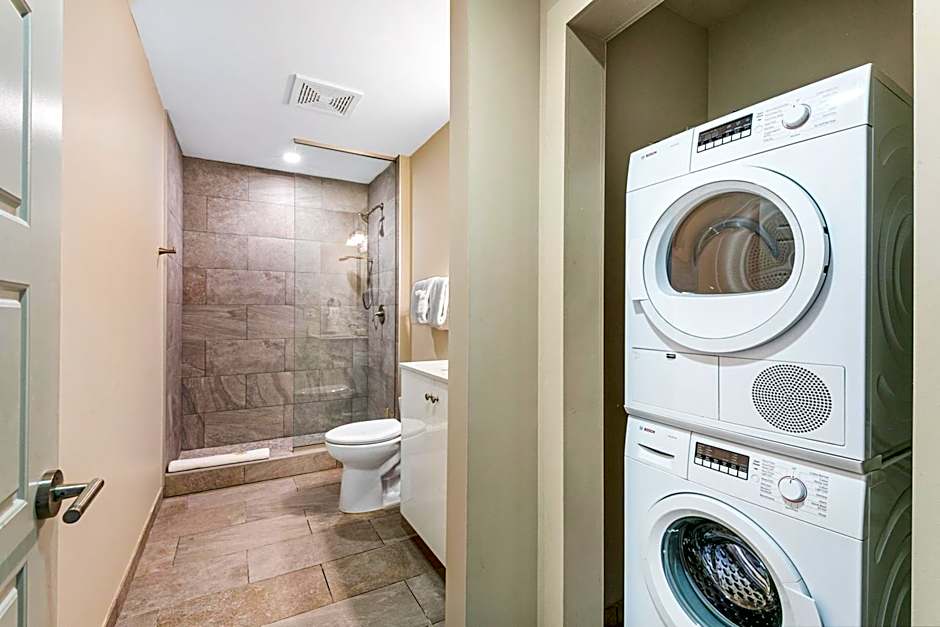 Spacious 4BR Luxury Condo Steps to French Quarter