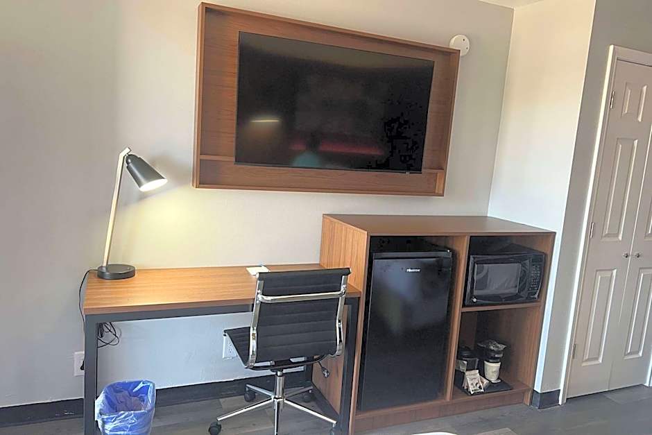 La Quinta Inn & Suites by Wyndham Mid-City