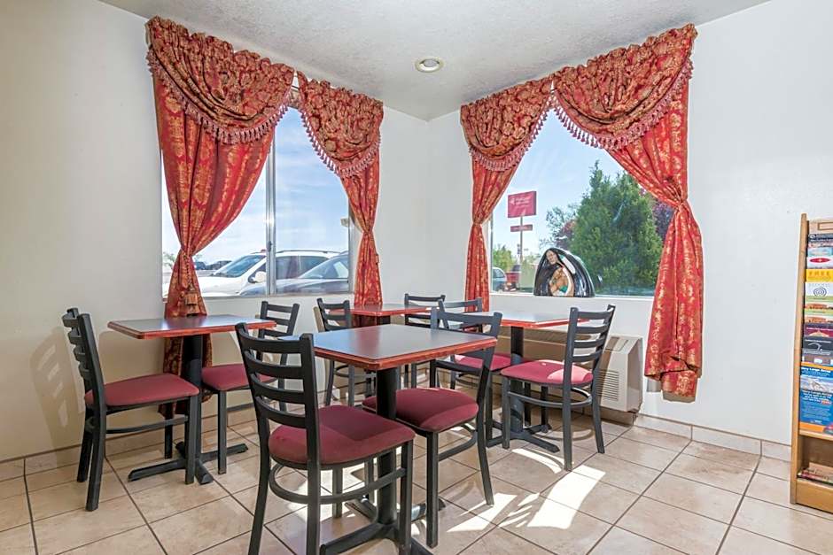 Super 8 by Wyndham Bernalillo