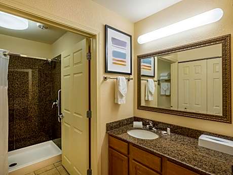 Queen Studio Suite with Hearing Accessible Roll in Shower - Non-Smoking