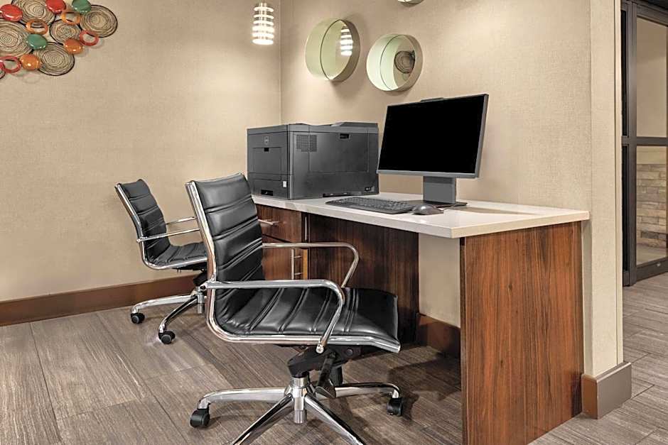 La Quinta Inn & Suites by Wyndham Midwest City - Tinker AFB
