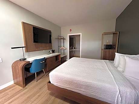 King Room with Bath Tub - Mobility Access