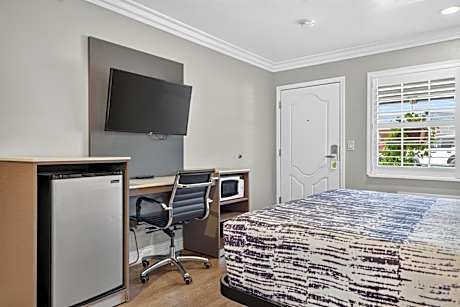Standard Queen Room