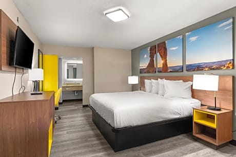 1 King Bed Non-Smoking