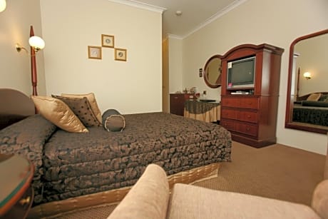 Superior Queen Suite with Spa Bath (Upstairs Unit) 