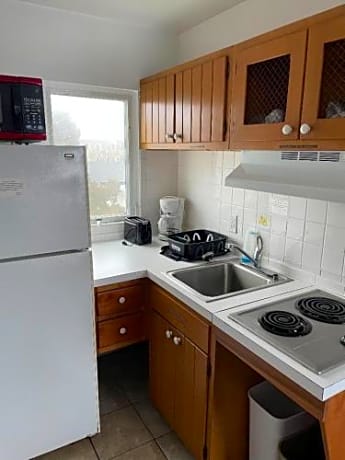 Deluxe Queen Room with Kitchenette