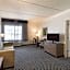 La Quinta Inn & Suites by Wyndham Arlington North Six Flags Drive