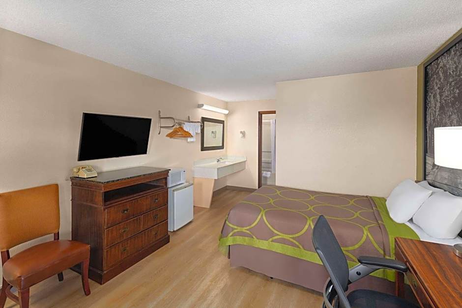 Super 8 by Wyndham Fort Mitchell Cincinnati Area