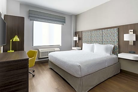 King Room with King Bed - Non-Smoking