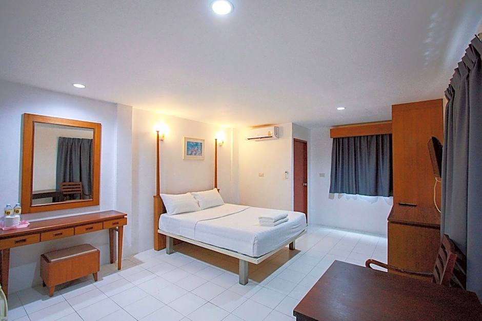 18 Coins Cafe & Hostel