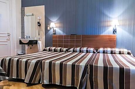 Triple Room with Private Bathroom