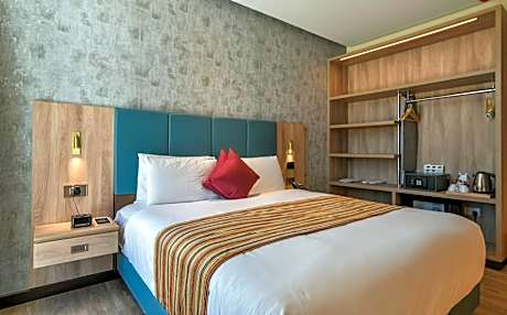 Deluxe Room 1 King Bed Runway View